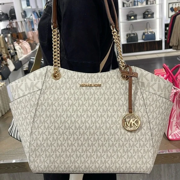 MICHAEL KORS LG CHAIN SHOULDER TOTE VANILLA
NWT - Picture 15 of 16